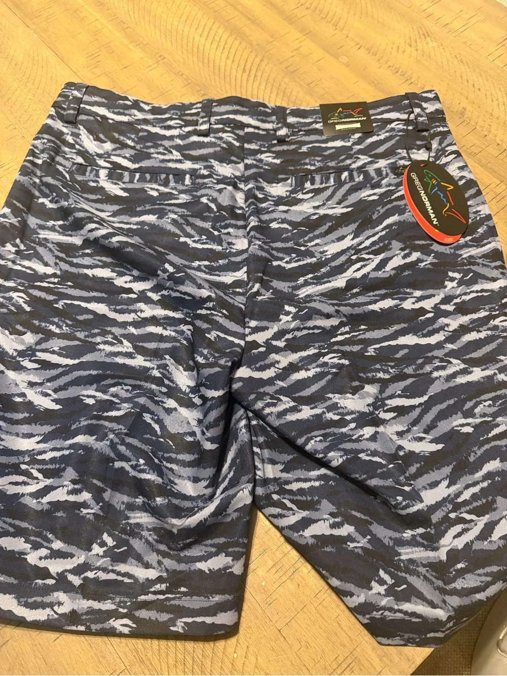 Greg Norman Collection Men’s Black Microlux Golf Shorts